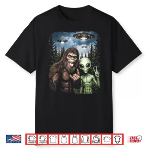Bigfoot Alien Selfie Rock On Peace Sign Funny Ufo Sasquatch Shirt