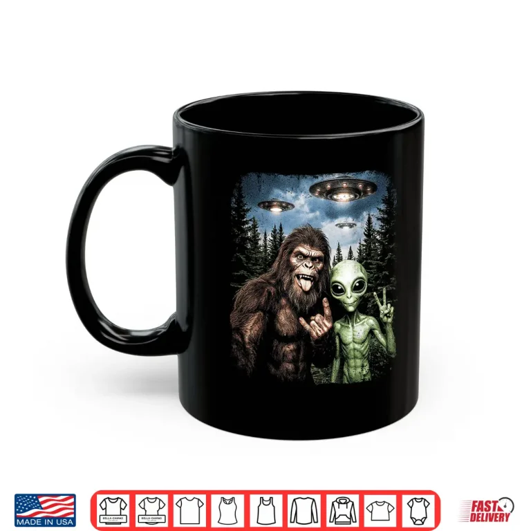 Mug Bigfoot Alien Selfie Rock On Peace Sign Funny UFO Sasquatch Shirt