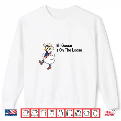 Sweatshirt Titi Goose is On The Loose Funny 4th of July Goose Shirt